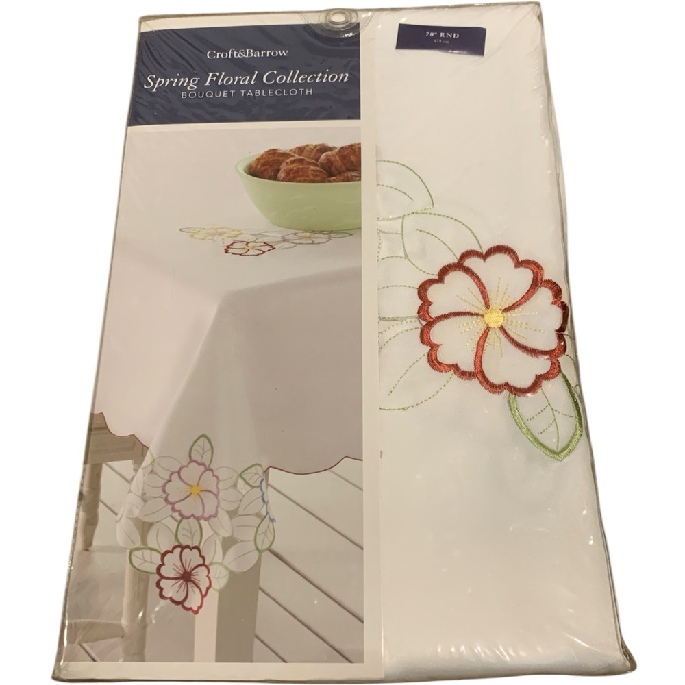 Croft & Barrow flower Red green White Tablecloth Linens 70 round new in package